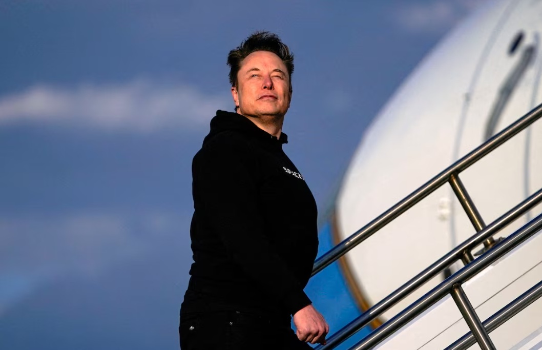 الرئيس التنفيذي لشركة تسلا، إيلون ماسك، يصعد على متن طائرة الرئاسة الأمريكية Force One برفقة الرئيس الأمريكي دونالد ترامب (غير ظاهر في الصورة) أثناء مغادرتهما إلى فيلادلفيا، بنسلفانيا، من مطار موريستاون، نيو جيرسي، الولايات المتحدة، في 22 مارس 2025