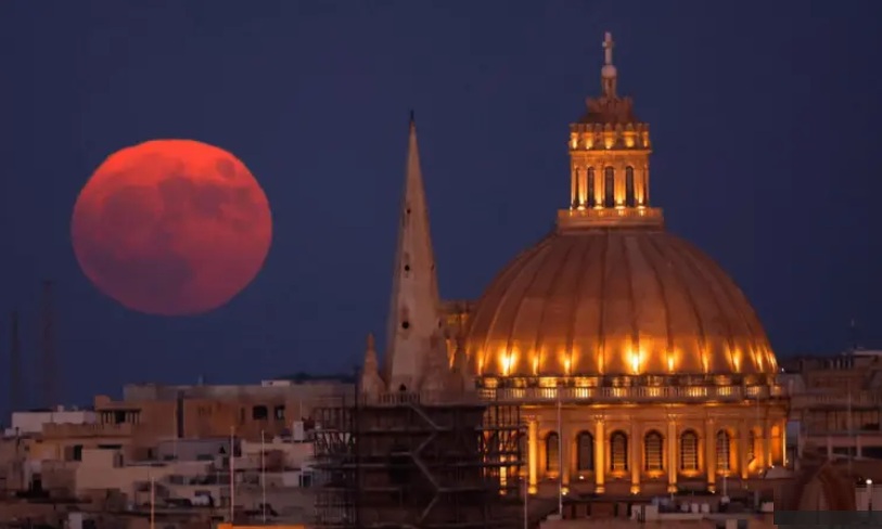 يمكن للمصوّرين تقليد وهم القمر عبر وضعه قرب عنصرٍ في المقدمة يكون بدوره بعيداً، ثم التكبير عليهما معاً، ما يجعل القمرَ يبدو أكبر بكثير مما هو عليه في الحقيقة