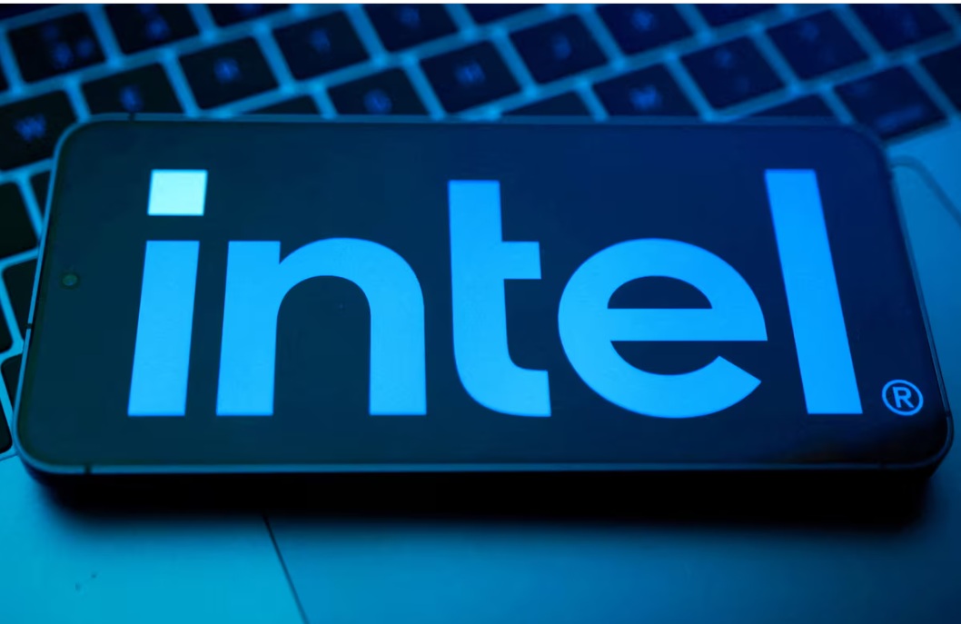 يظهر شعار شركة إنتل في هذه الصورة التي التقطت في 25 أغسطس 2025