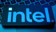 يظهر شعار شركة إنتل في هذه الصورة التي التقطت في 25 أغسطس 2025
