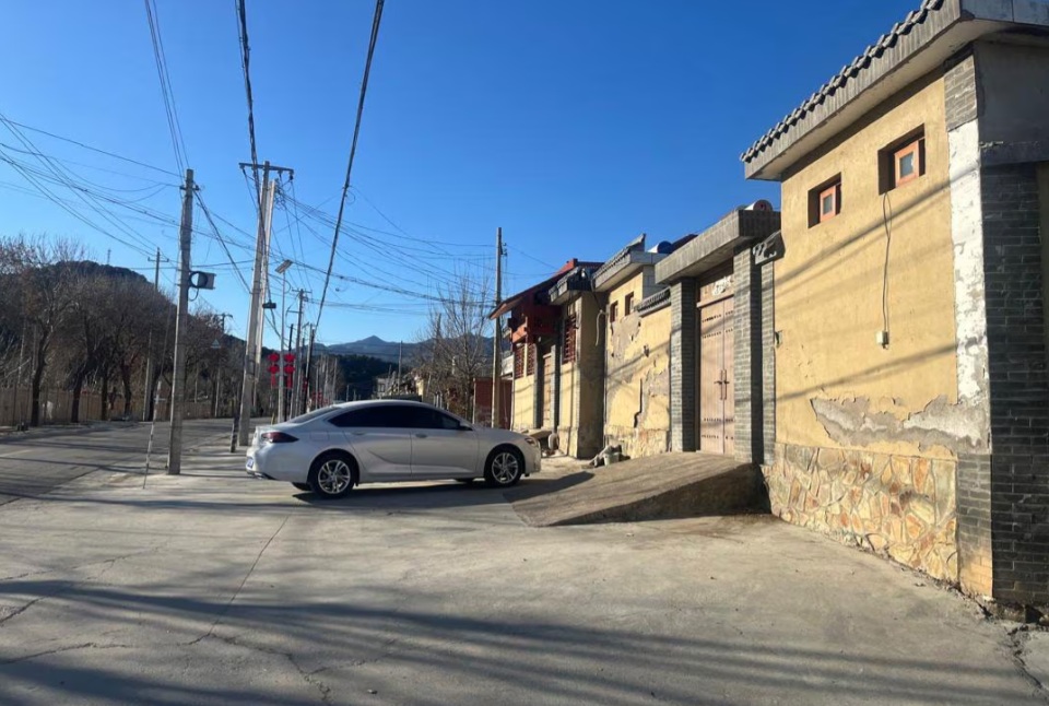 تشير السجلات التجارية الصينية لشركة Beijing Tengze، وهي شركة إعادة بيع إعلانات ميتا، إلى شارع في بلدة جبلية حيث لا يوجد العنوان المسجل للشركة