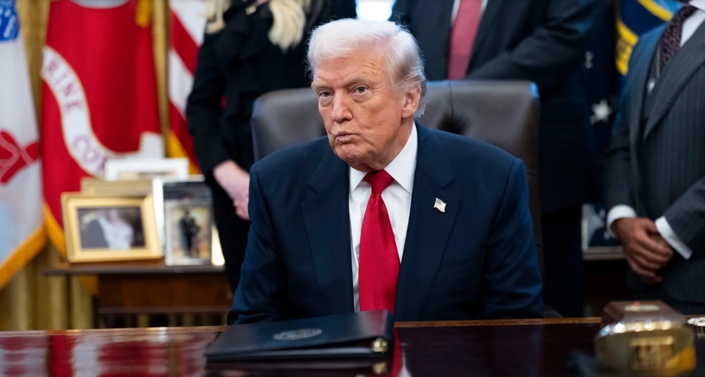 الرئيس الأمريكي ترامب في المكتب البيضاوي في البيت الأبيض