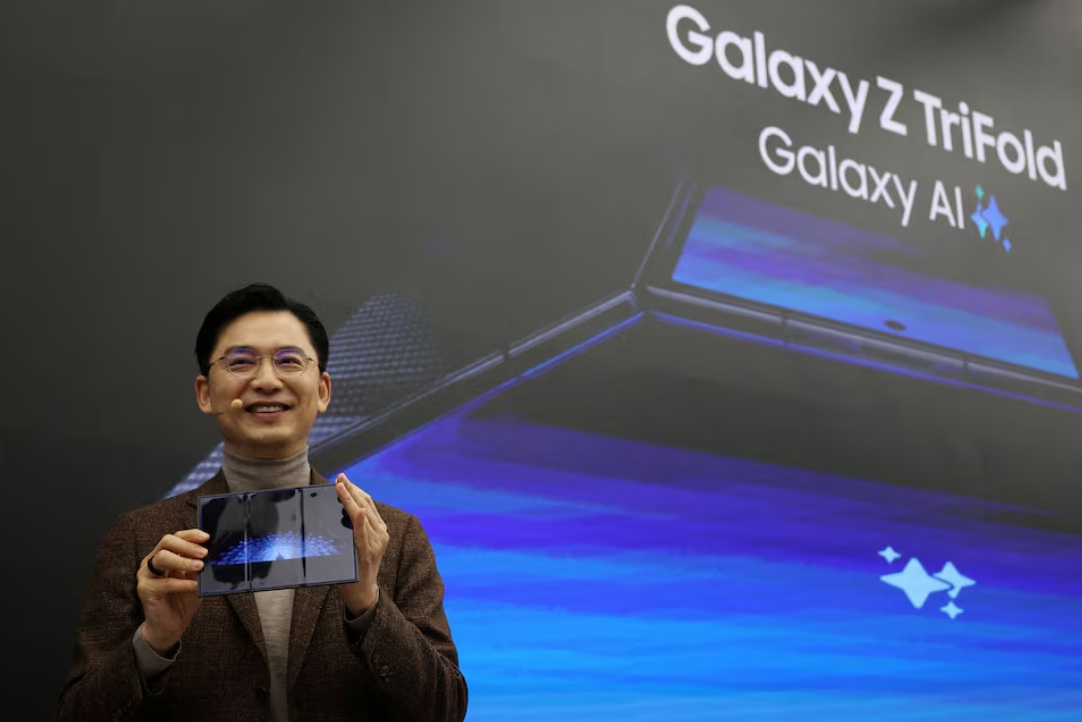 أليكس ليم، نائب الرئيس التنفيذي ورئيس مكتب المبيعات والتسويق في كوريا، يعرض هاتف Galaxy Z TriFold خلال فعالية أقيمت في متجر الشركة في سيول، كوريا الجنوبية، في 2 ديسمبر 2025