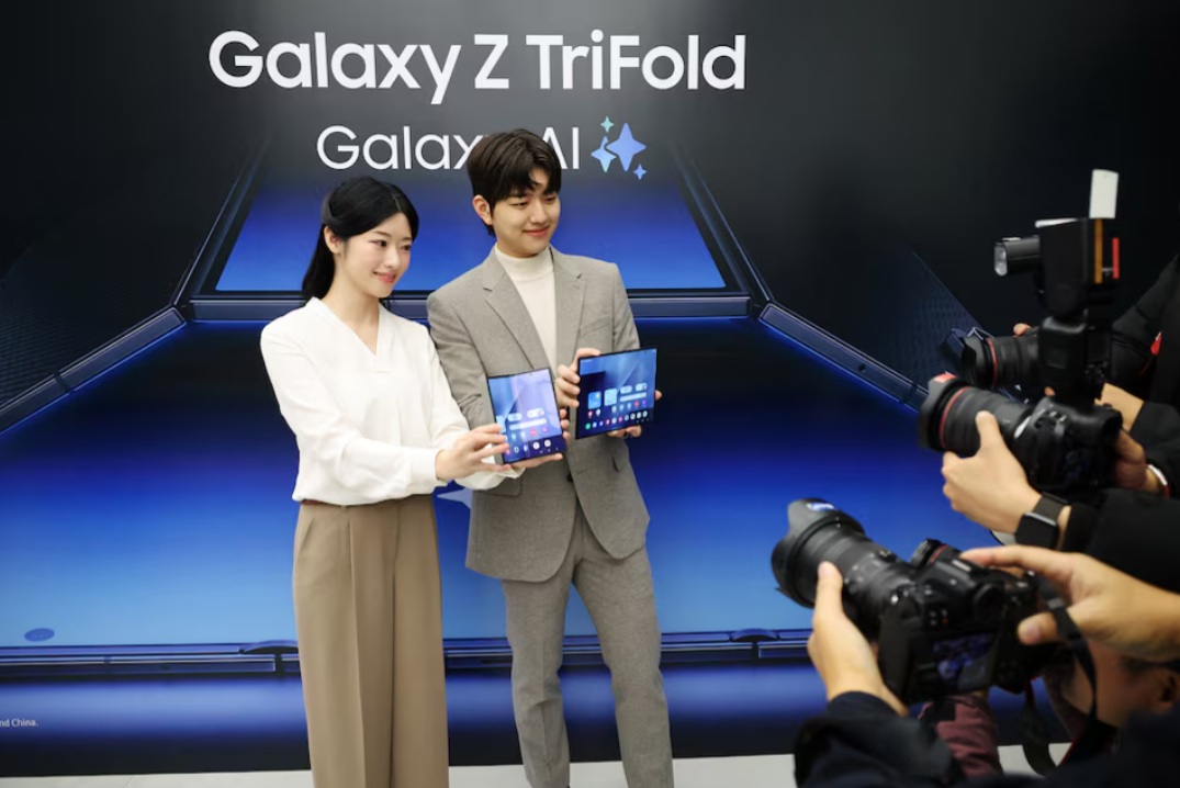 عارضات أزياء يقفن لالتقاط الصور مع هواتف Galaxy Z TriFolds خلال فعالية أقيمت في متجر الشركة في سيول، كوريا الجنوبية، في 2 ديسمبر 2025