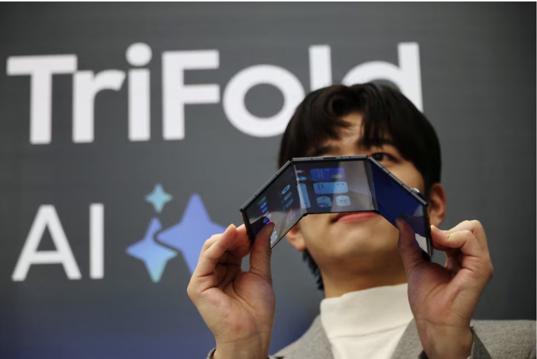 عارضة أزياء تقف لالتقاط صور مع هاتف Galaxy Z TriFold خلال فعالية أقيمت في متجر الشركة في سيول، كوريا الجنوبية، في 2 ديسمبر 2025