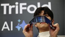 عارضة أزياء تقف لالتقاط صور مع هاتف Galaxy Z TriFold خلال فعالية أقيمت في متجر الشركة في سيول، كوريا الجنوبية، في 2 ديسمبر 2025