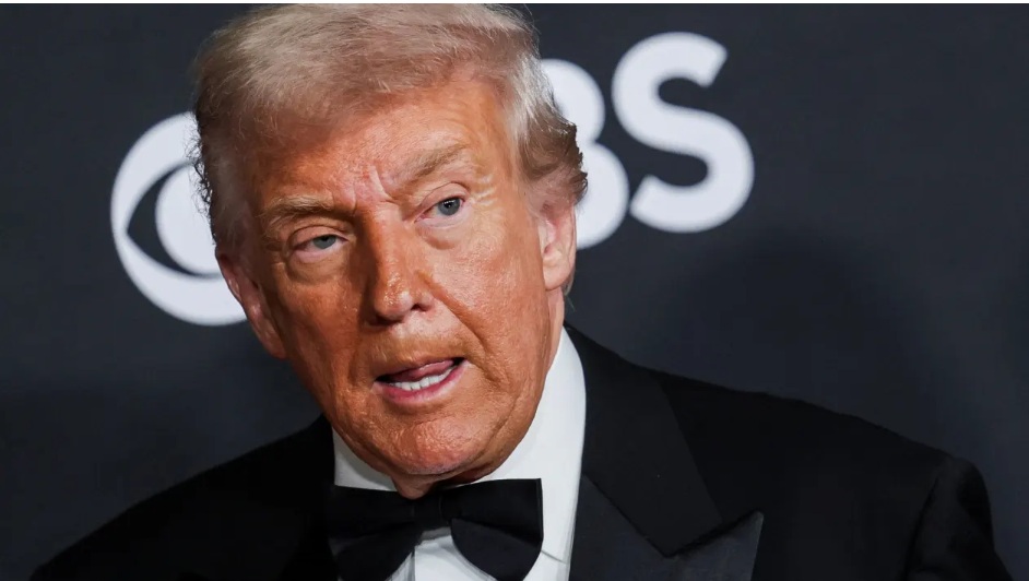 الرئيس الأمريكي دونالد ترامب يقف على السجادة الحمراء لحفل تكريم كينيدي سنتر 2025 في مركز جون إف كينيدي للفنون المسرحية في واشنطن العاصمة، الولايات المتحدة، 7 ديسمبر 2025.