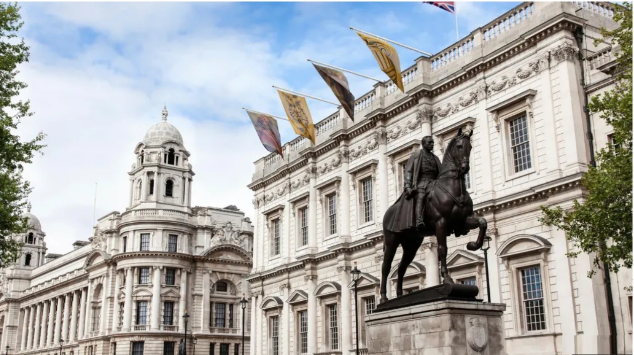 صورة لمنطقة مباني الحكومة البريطانية تقع على بعد مسافة قصيرة من 10 داونينج ستريت (مقر إقامة رئيس الوزراء) ومبنى البرلمان