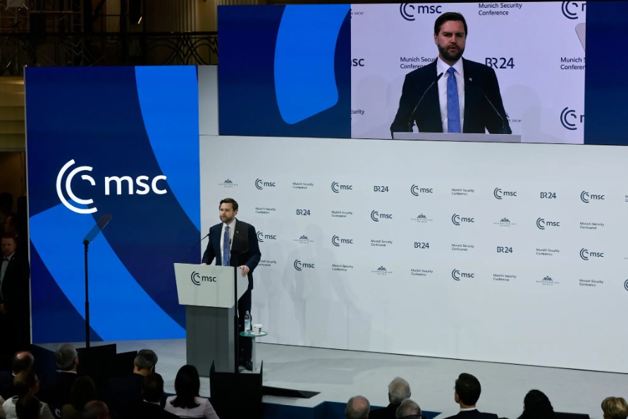 نائب الرئيس جي دي فانس في مؤتمر ميونيخ للأمن في فبراير 2025، حيث صدم القادة الأوروبيين بحثهم على إنهاء عزل الأحزاب اليمينية المتطرفة في القارة الأوروبية