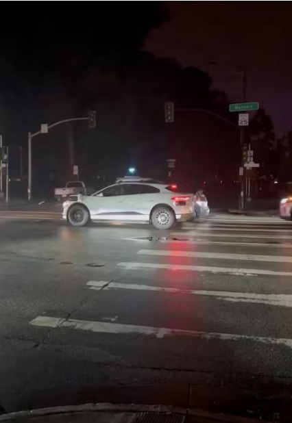 سيارة Waymo متوقفة على الطريق وسط انقطاع التيار الكهربائي في سان فرانسيسكو، كاليفورنيا، الولايات المتحدة، 20 ديسمبر 2025