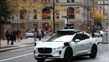سيارة أجرة بدون سائق من "وايمو Waymo" تسير في جنوب مانهاتن في مدينة نيويورك، الولايات المتحدة، 26 نوفمبر 2025
