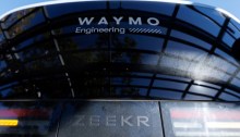نموذج سيارة أجرة روبوتية Waymo Zeekr، تم تطويره بالتعاون مع شركة صناعة السيارات الصينية Geely، يظهر وهو يشحن في محطة شحن عامة أثناء الاختبار قبل بدء توسيع خدمات القيادة الذاتية في سان دييجو، كاليفورنيا، الولايات المتحدة الأمريكية، 19 نوفمبر 2025