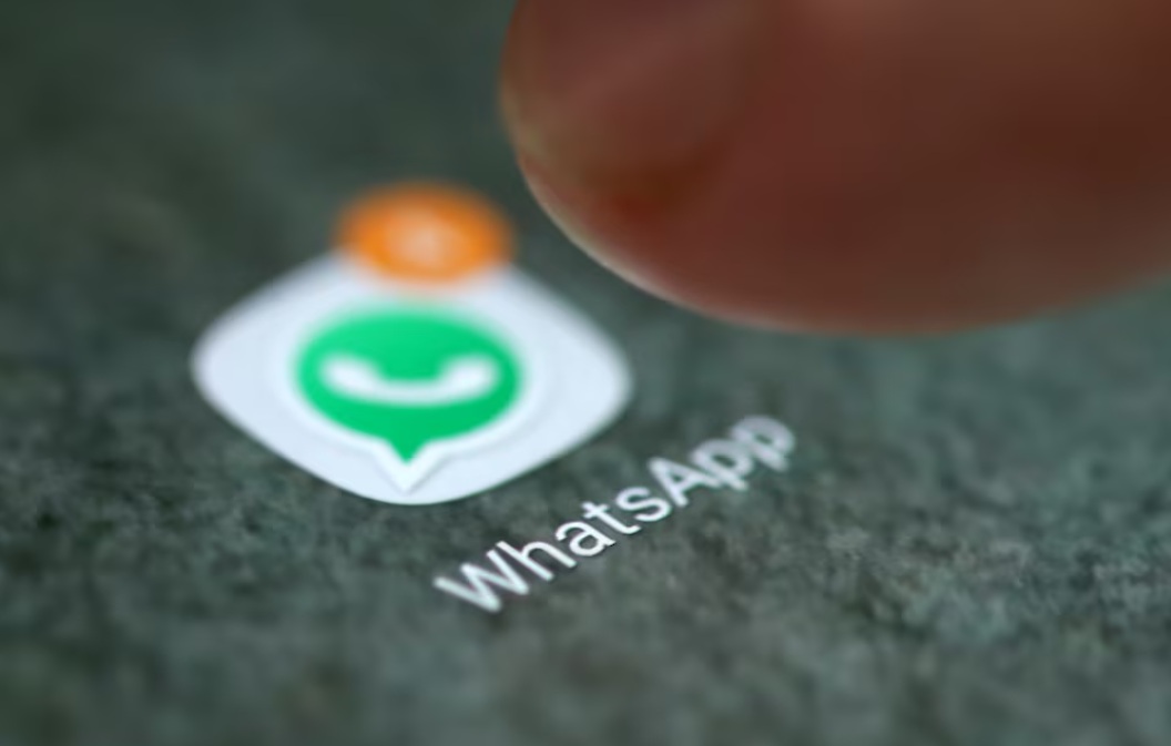 شعار تطبيق واتساب يظهر على هاتف ذكي 