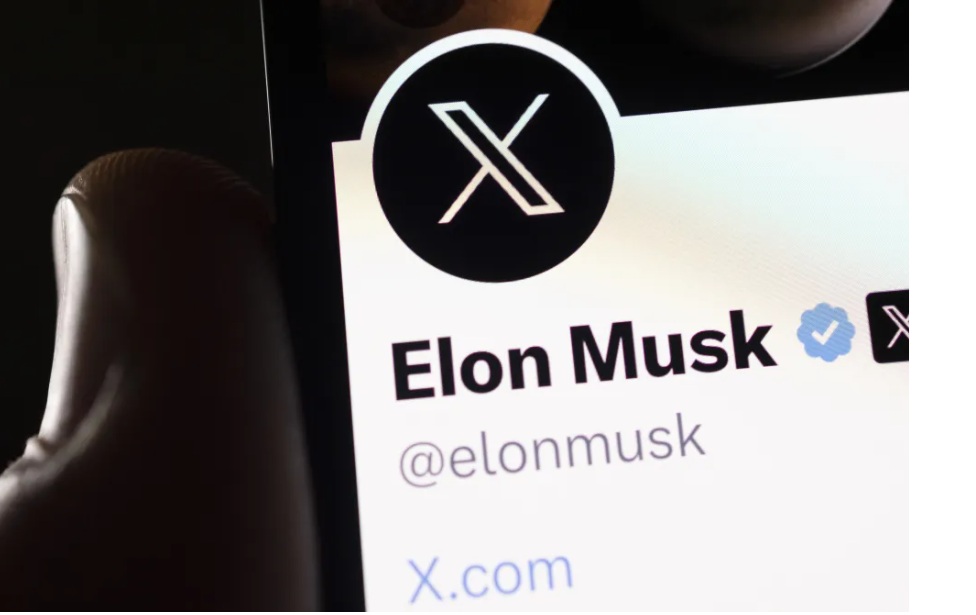 العلامة الزرقاء تظهر علي شاشة هاتف محمول في حساب إيلون ماسك علي منصة اكس