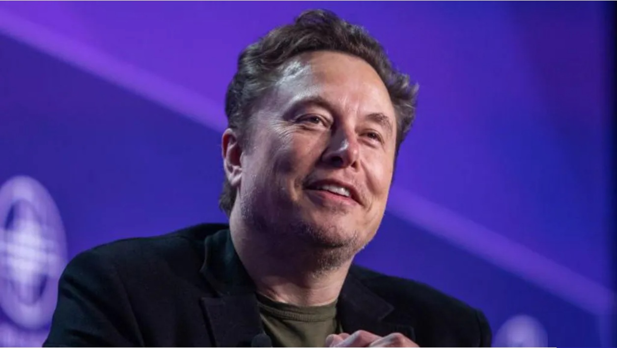 إيلون ماسك دشّن روبوت الدردشة الذكي جروك في 2023