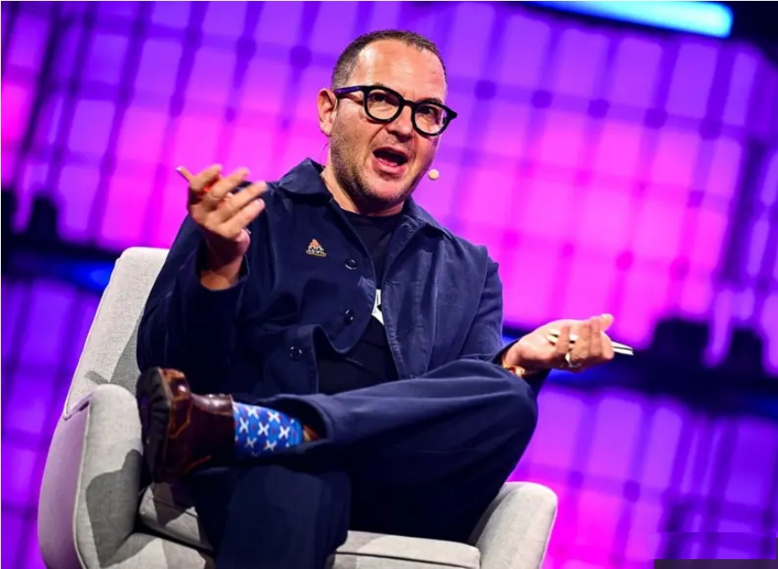 إن تدهور فيسبوك، وجزء كبير من الإنترنت، هو في نظر ناقد التكنولوجيا الكندي-البريطاني "كوري دكتورو" نتيجة منطق بنيوي واضح