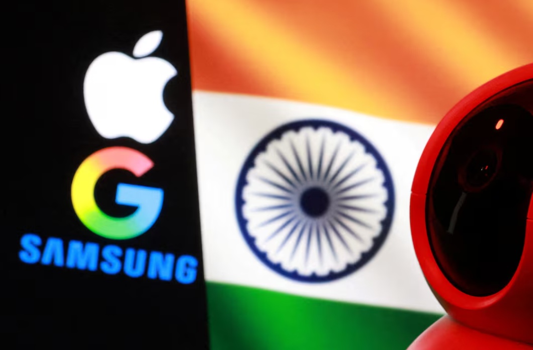 يظهر العلم الهندي وشعارات أبل و جوجل و سامسونج وكاميرا مراقبة في هذه الصورة التي صممت في 4 ديسمبر 2025