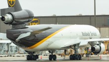 طائرة شحن من طراز MD-11 متوقفة في مرفق شحن UPS في مطار دالاس-فورت وورث الدولي