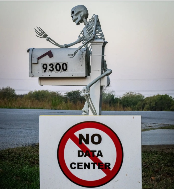 ظهرت لافتات المعارضة لبناء مراكز البيانات في جميع أنحاء مدينة بيكولير بولاية ميسوري الأمريكية