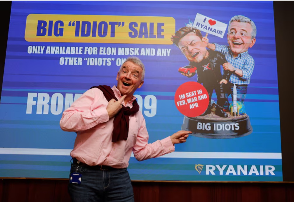 الرئيس التنفيذي لشركة ريان إير "مايكل أوليري" يقف أمام شاشة قبل مؤتمر صحفي حول خلافه مع إيلون ماسك بشأن تركيب خدمة الإنترنت ستار لينك الخاصة بماسك على طائرات ريان إير، في دبلن، أيرلندا، 21 يناير 2026