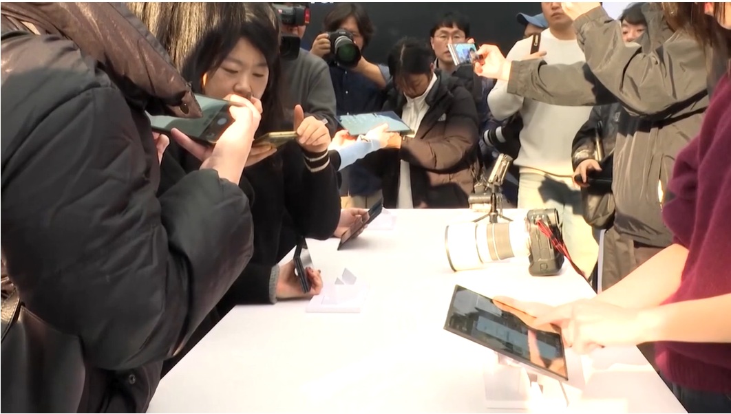 الرئيس التنفيذي لشركة سامسونج يقول إن أجهزة سامسونج المحمولة المزودة بميزات "جلاكسي للذكاء الاصطناعي Galaxy AI" ستتضاعف هذا العام لتصل إلى 800 مليون وحدة