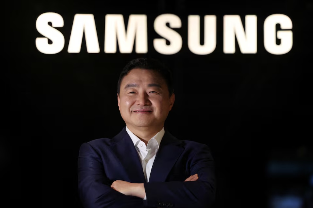 الرئيس التنفيذي المشارك الذي يشرف على الهواتف المحمولة وأجهزة التلفزيون والأجهزة المنزلية في شركة سامسونج إلكترونكس، يقف لالتقاط الصور قبل مقابلة مع وكالة رويترز في مقر الشركة في سوون، كوريا الجنوبية، في 23 ديسمبر 2025
