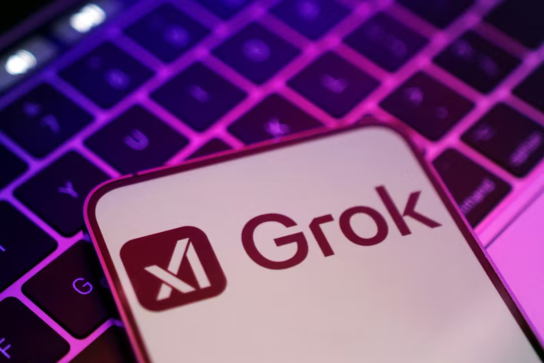  يظهر شعارا شركة xAI للذكاء الاصطناعي و روبوت الدردشة "جروك Grok" المستخدم في منصة اكس