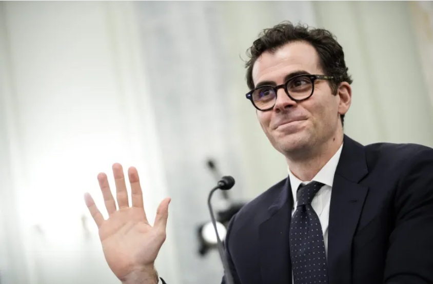 آدم موسيري (23 يناير 1983) هو رجل أعمال أمريكي ورئيس إنستجرام. كان سابقًا مديرًا تنفيذيًا في فيسبوك، التي تمتلك إنستجرام