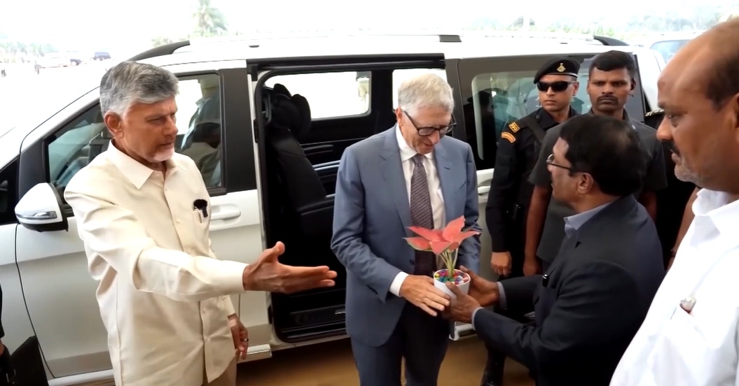 بيل جيتس كان دائماً أحد نجوم قمة الذكاء الاصطناعي بالهند