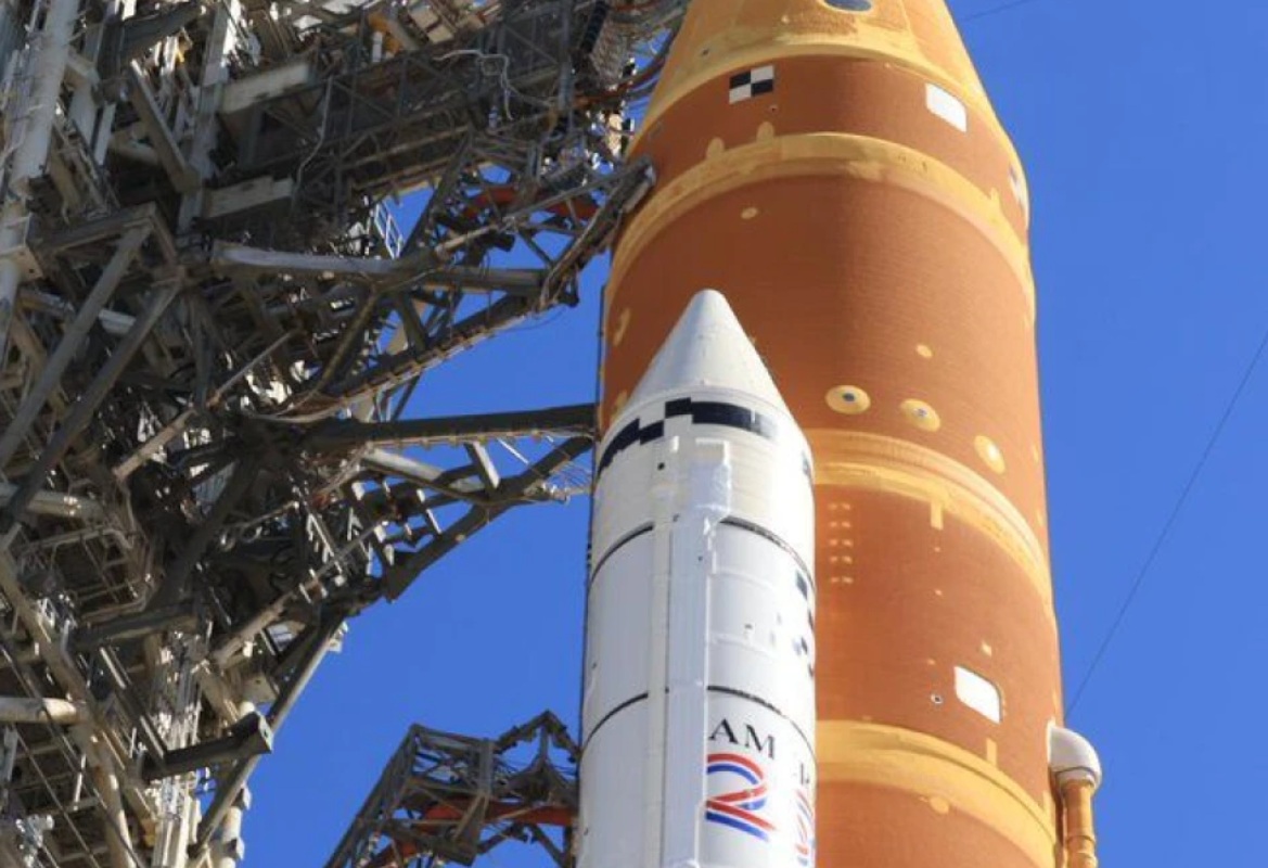 صاروخ القمر التابع لوكالة ناسا يقف على منصة الإطلاق في مركز كينيدي الفضائي بفلوريدا يوم الخميس 19 فبراير 2026