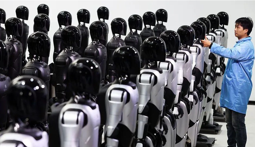 روبوت شبيه بالإنسان Humanoid في مصنع بمدينة شنغهاي - الصين