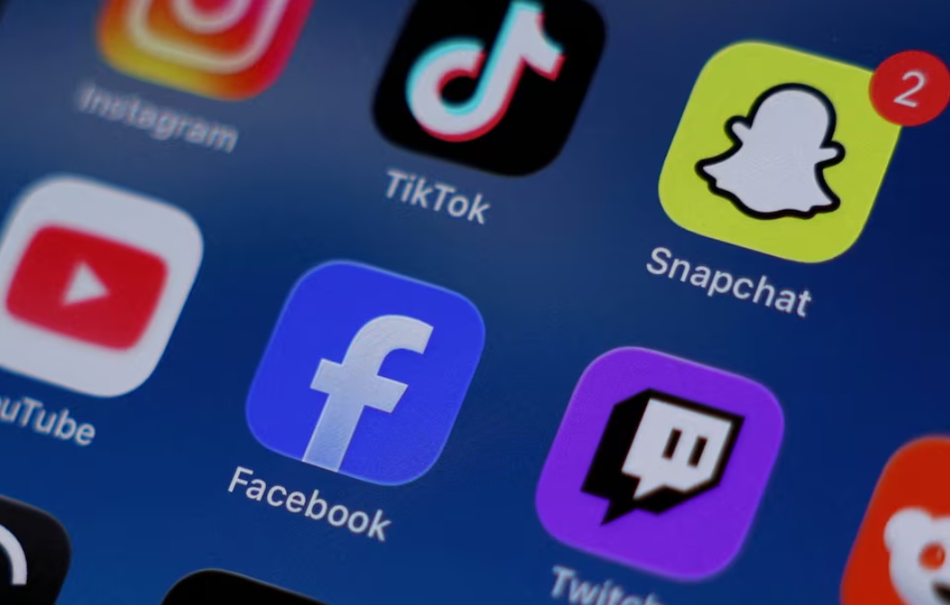 تظهر تطبيقات إنستجرام و تيك توك و سناب شات و يوتيوب و فيسبوك و Twitch و Reddit على هاتف محمول في هذه الصورة التوضيحية التي التقطت في 9 ديسمبر 2025