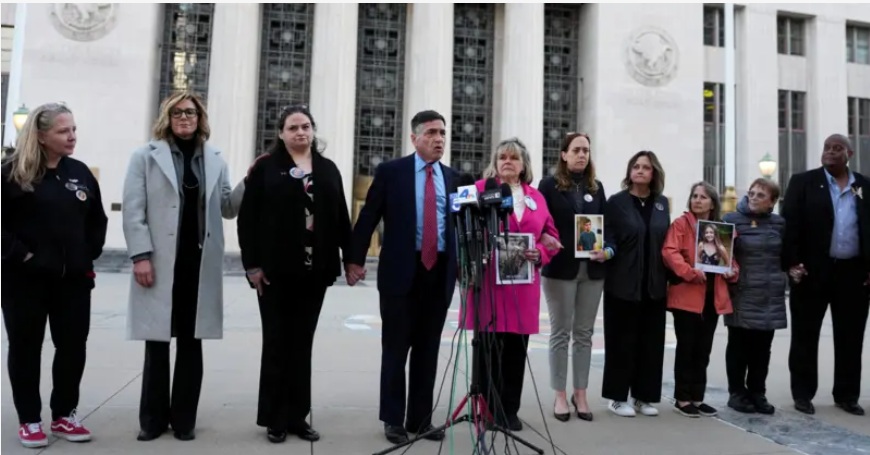 حضر إلى المحكمة عدد من الأهالي الذين يقولون إنهم فقدوا أبناء لهم بسبب وسائل التواصل الاجتماعي