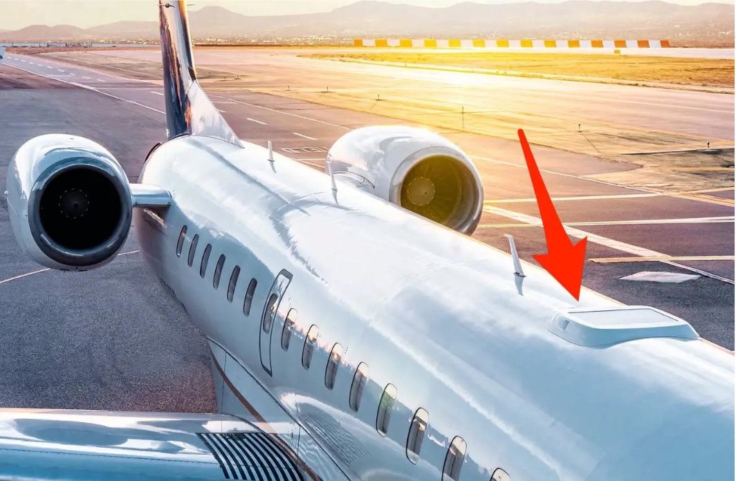 السهم يشير الي هوائي شركة ستارلينك الذي يركب علي ظهر الطائرات التجارية