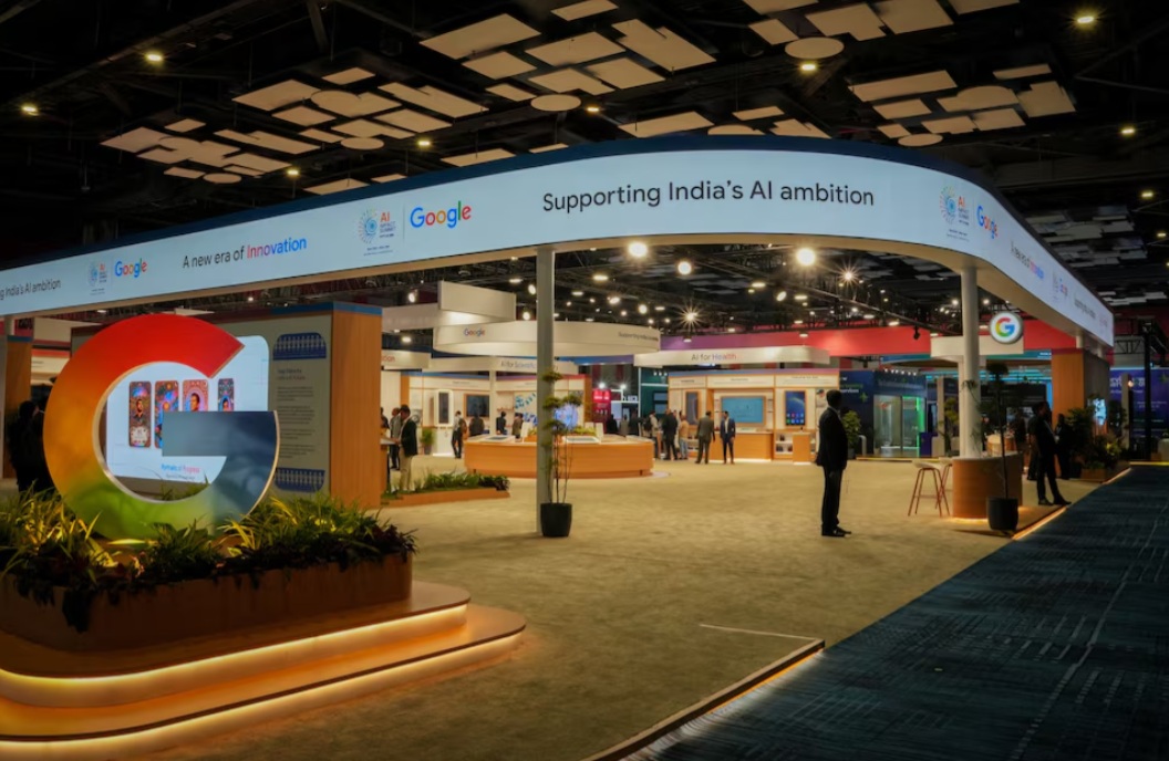 زوار يقفون أمام جناح شركة جوجل في قمة تأثير الذكاء الاصطناعي، في نيودلهي، الهند، 19 فبراير 2026