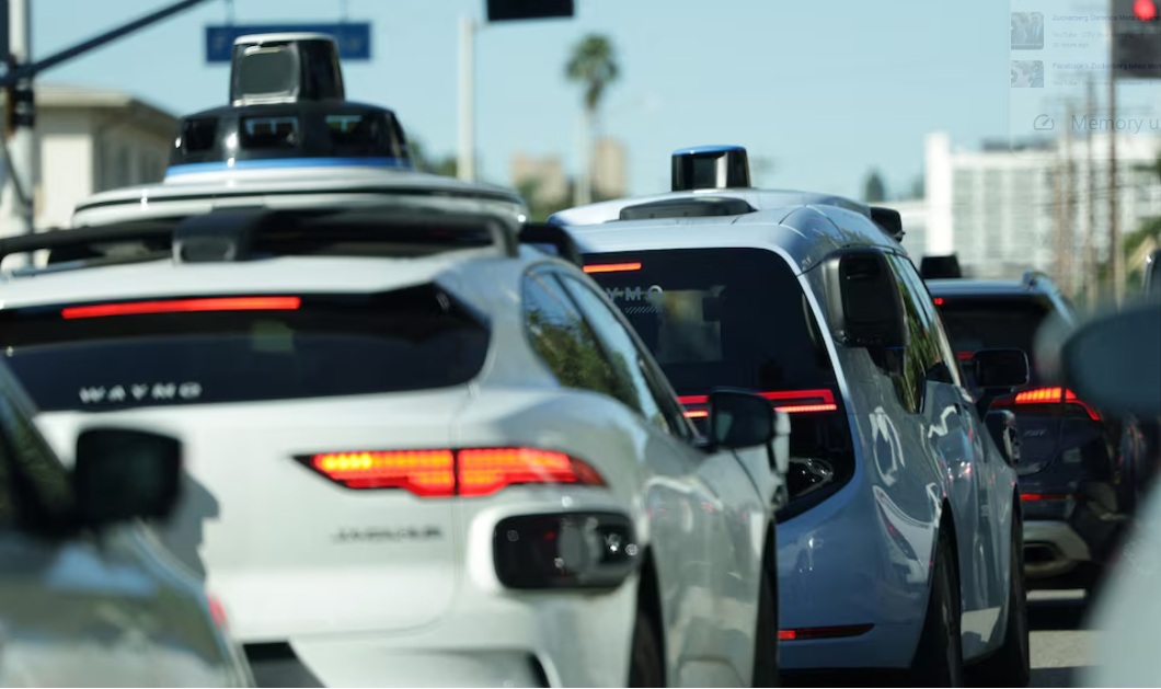 سيارات الأجرة ذاتية القيادة من شركة "وايمو Waymo" في حركة المرور في لوس أنجلوس، كاليفورنيا، الولايات المتحدة، 9 يناير 2026