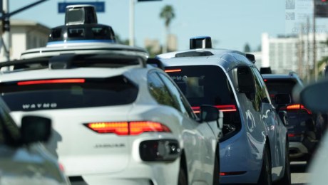 سيارات الأجرة ذاتية القيادة من شركة "وايمو Waymo" في حركة المرور في لوس أنجلوس، كاليفورنيا، الولايات المتحدة، 9 يناير 2026