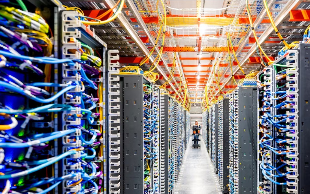 فني يعمل في مركز بيانات الذكاء الاصطناعي التابع لـ«أمازون ويب سيرفيسز AWS» في نيو كارلايل، إنديانا، الولايات المتحدة، 2 أكتوبر 2025