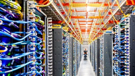 فني يعمل في مركز بيانات الذكاء الاصطناعي التابع لـ«أمازون ويب سيرفيسز AWS» في نيو كارلايل، إنديانا، الولايات المتحدة، 2 أكتوبر 2025