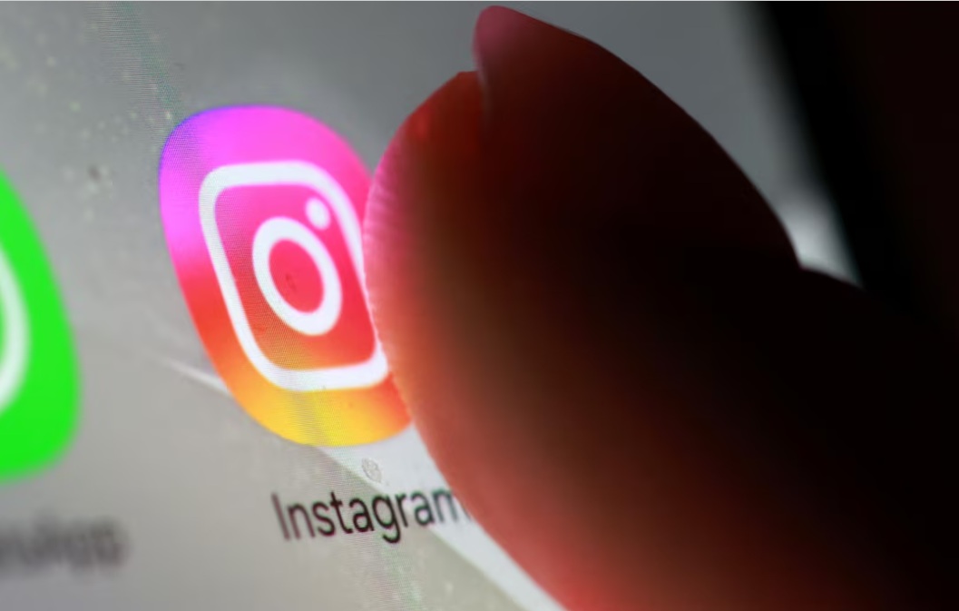 أيقونة تطبيق إنستجرام علي شاشة هاتف ذكي