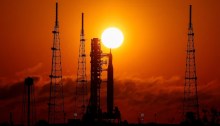 صاروخ القمر من الجيل الجديد التابع لوكالة ناسا، وهو صاروخ «نظام الإطلاق الفضائيSpace Launch System (SLS) المزود بكبسولة الطاقم «أوريون»، على منصة الإطلاق 39B مع بزوغ الشمس في مركز كينيدي الفضائي في كيب كانافيرال، فلوريدا، الولايات المتحدة، 24 مارس 2026