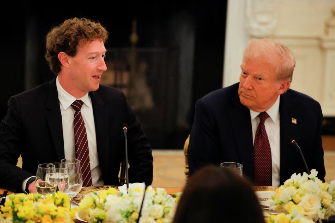 الرئيس الأمريكي دونالد ترامب يتحدث مع مارك زوكربيرج، الرئيس التنفيذي لشركة "ميتا"، خلال حفل عشاء خاص لقيادات قطاعي التكنولوجيا والأعمال في قاعة الطعام الرسمية بالبيت الأبيض في واشنطن العاصمة، الولايات المتحدة، في 4 سبتمبر 2025