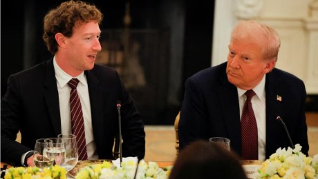الرئيس الأمريكي دونالد ترامب يتحدث مع مارك زوكربيرج، الرئيس التنفيذي لشركة "ميتا"، خلال حفل عشاء خاص لقيادات قطاعي التكنولوجيا والأعمال في قاعة الطعام الرسمية بالبيت الأبيض في واشنطن العاصمة، الولايات المتحدة، في 4 سبتمبر 2025