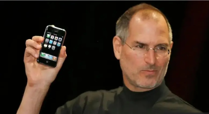 كشف ستيف جوبز النقاب عن الإصدار الأول للعالم في عام 2007 والذي شمل "جهاز أيبود، وهاتف، وجهاز اتصال بالإنترنت"