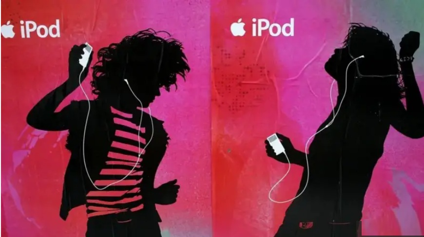تم إطلاق جهاز أيبود في عام 2001 والذي مهد الطريق أمام تحميل الموسيقى الرقمية بشكل قانوني ليصبح ذلك شائعاً على نطاق واسع
